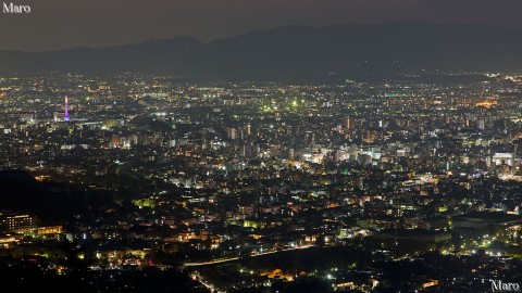 大文字山の夜景 火床から京都の夜景と紫色の京都タワーを望む 2012年11月