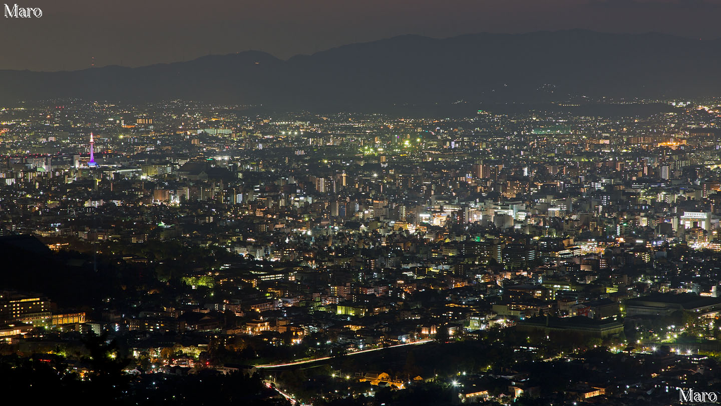大文字山の夜景 火床から京都の夜景と紫色の京都タワーを望む 2012年11月