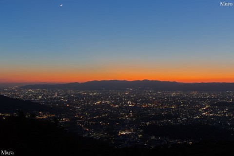 京都・大文字山の夕景 夕焼けが映える京都西山と月を望む 2012年11月