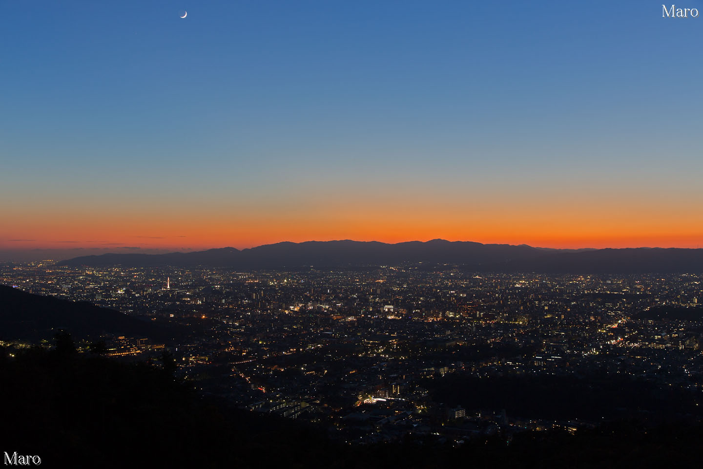 夜景 秋の大文字山から夕焼けの京都を一望 ブルーアワー