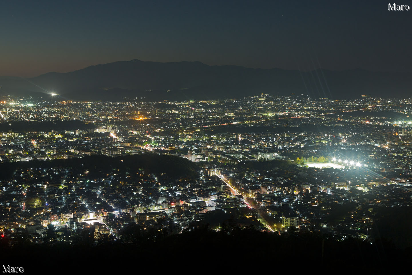 大文字山から京都の夜景、京大農学部グラウンドの夜間照明を望む 2012年11月
