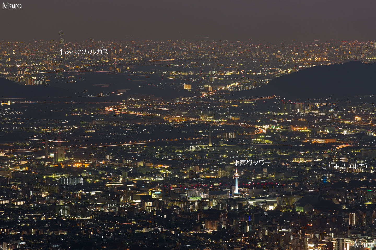ブルーの京都タワーと東寺、大阪のハルカス、夜景を比叡山から遠望・展望