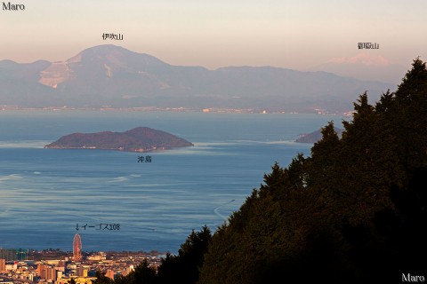 比叡山から御嶽山、伊吹山、琵琶湖、沖島、大観覧車「イーゴス108」を望む 2012年11月