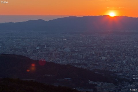 大文字山からポンポン山の向こうに沈む夕日を望む 京都市左京区 2012年12月