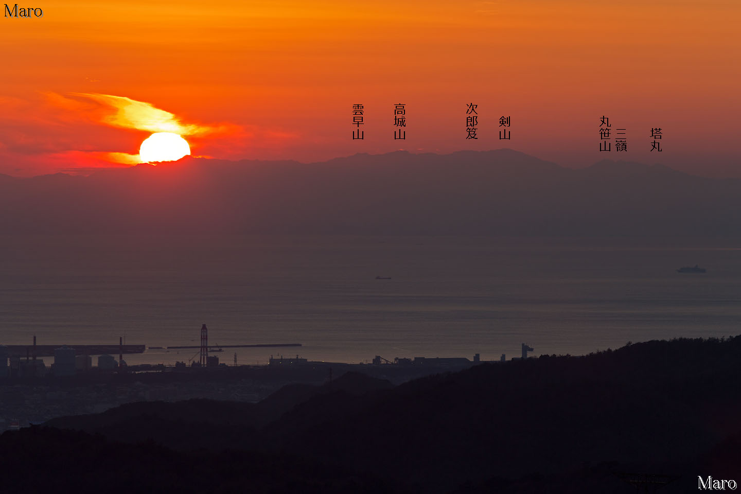 雲山峰から剣山地に沈む夕日、剣山、三嶺を望む 和歌山市 2012年12月