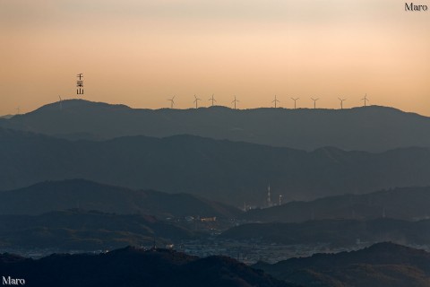 雲山峰から長峰山脈、千葉山、有田川ウインドファームを望む 紀泉アルプス 2012年12月