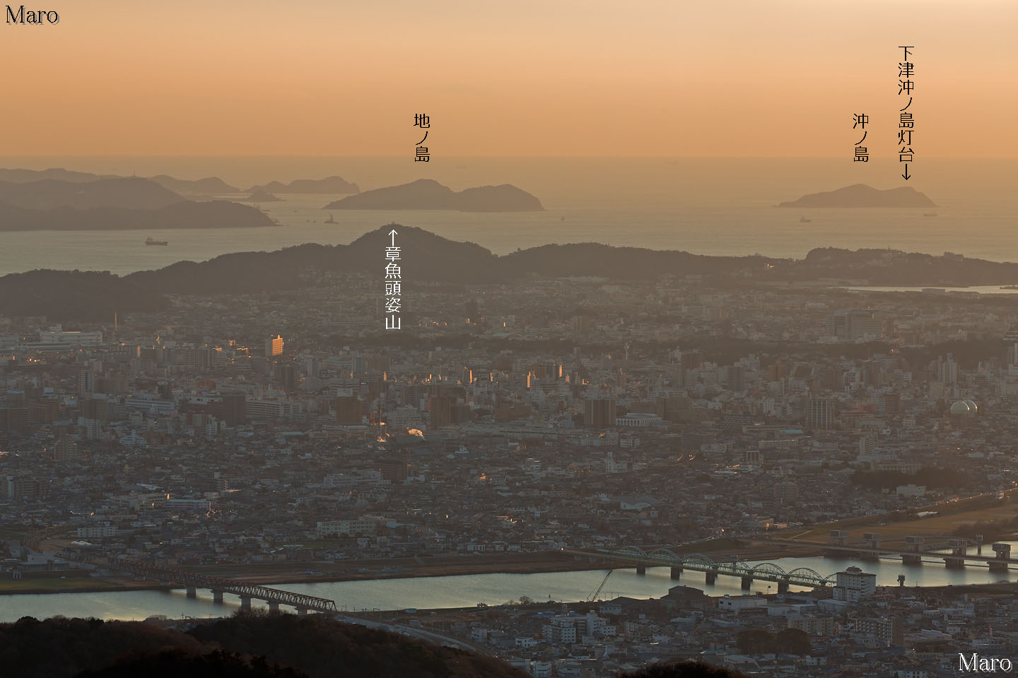 雲山峰から六十谷橋と水管橋、紀の川大堰、沖ノ島、地ノ島などを望む 2012年12月