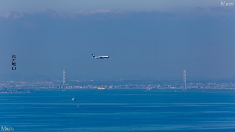 俎石山から明石海峡大橋、関西国際空港へ向かう飛行機を望む 2012年12月