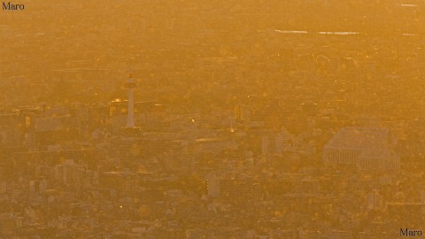 吹雪く大文字山から京都タワーを望む 京都市左京区 2012年12月31日