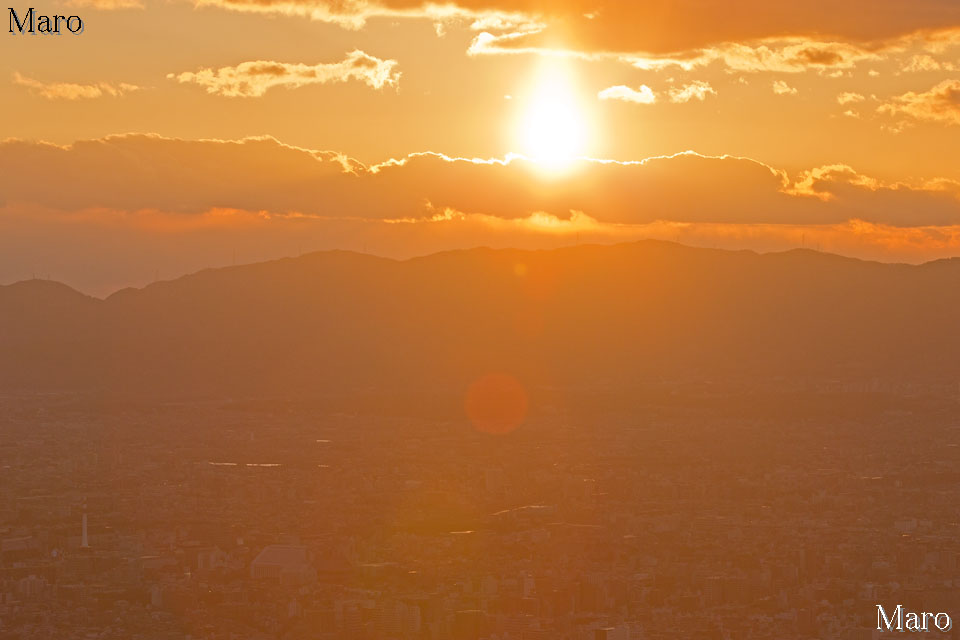 大文字山から2012年最後の夕日を望む 西山に落ちるティアドロップ