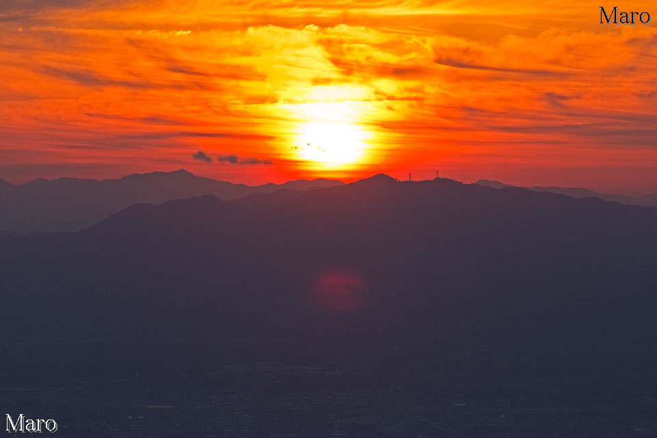 阿星山、油日岳の向こうから登る初日の出を比叡山から望む