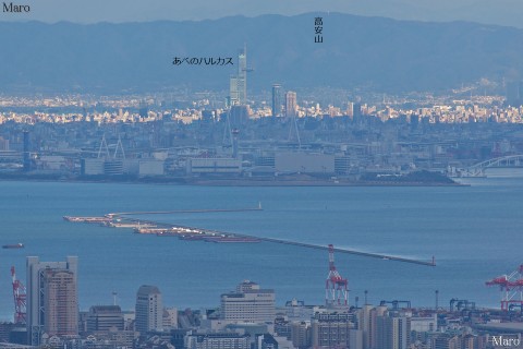 菊水山から「あべのハルカス」と飛行船を望む 六甲山 2013年1月