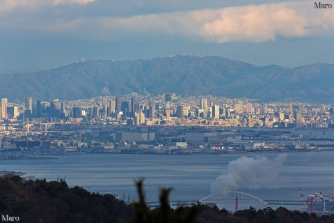 菊水山から生駒山、大阪城、大阪の高層ビル群（ビル街）を望む 2013年1月