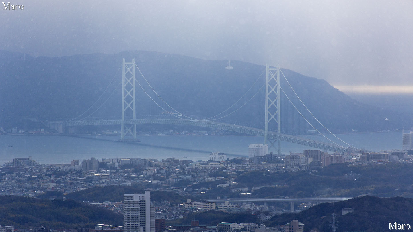 雪と明石海峡大橋 雪降る菊水山から望む 神戸 六甲山 2013年1月