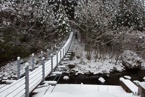観音峰登山口に架かる吊り橋も積雪 大峰山脈 奈良県吉野郡天川村 2013年1月