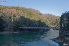 宇治川に架かる天ヶ瀬吊り橋を渡る 京都府宇治市 2013年1月