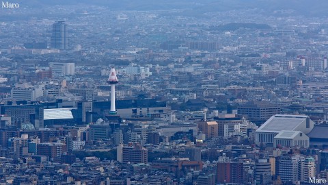 大文字山から改修工事中の京都タワーを望む 京都市 2013年2月