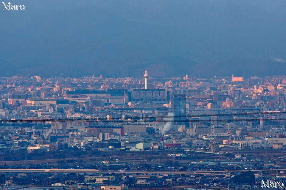 国見山から改修工事中の京都タワーを望む 大阪府枚方市 2013年2月