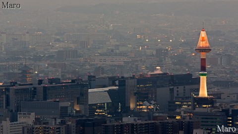 東山山頂公園（将軍塚展望台）から改修工事中の京都タワーを望む 2013年2月