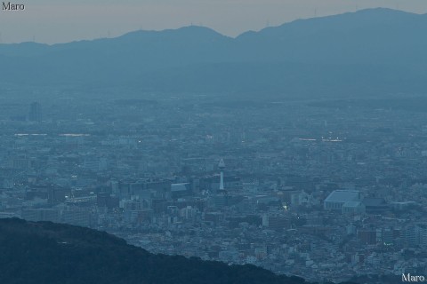 大文字山の山頂（三角点）から改修工事中の京都タワー（点灯直前）を望む 2013年2月