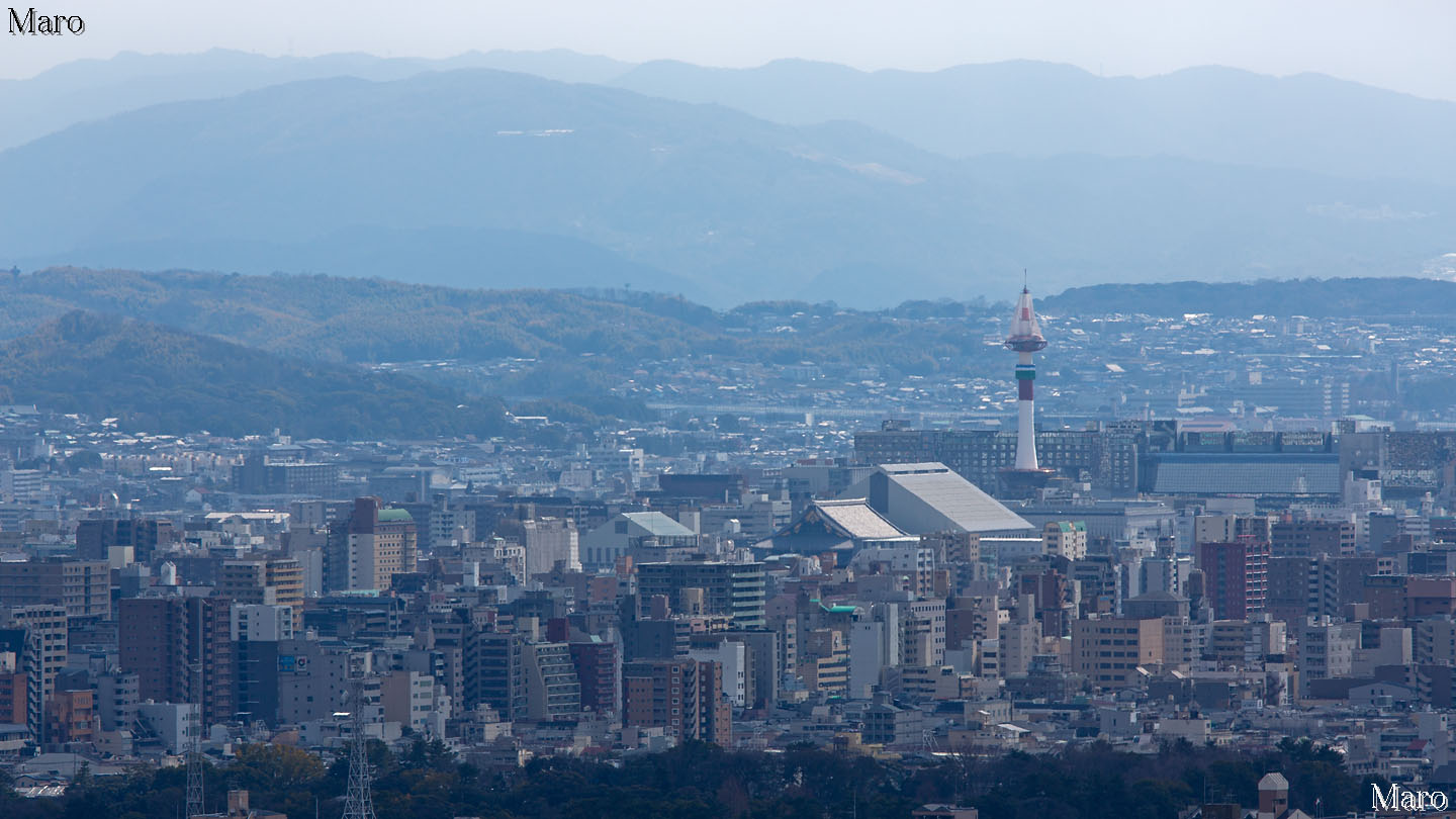 左大文字山から改修工事中の京都タワー（キノコタワー）を望む 2013年2月