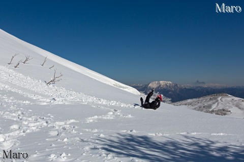 伊吹山や白山を背に転がり落ちる 積雪する霊仙山にて 2013年3月