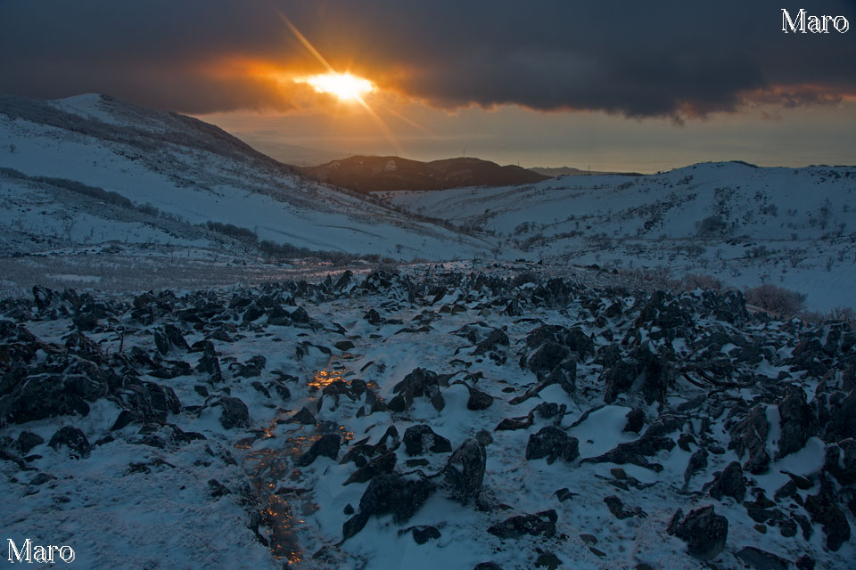 凍てつく経塚山（霊仙山九合目）から琵琶湖と夕日を望む 2013年3月