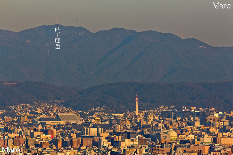小倉山から覆い（ネット）が外された京都タワーを望む 2013年3月