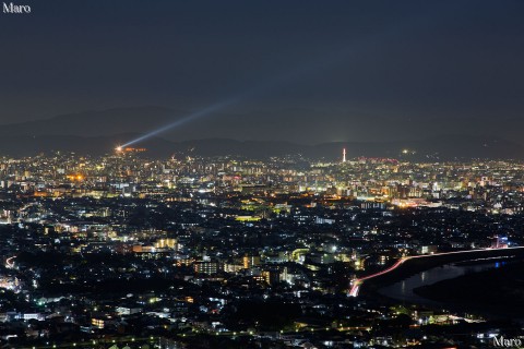京都の夜景と、遠くに「京都・東山花灯路」を望む 小倉山の展望地から 2013年3月