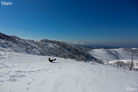 霊仙山 西南尾根を背に雪そり遊びに興じる 2013年3月
