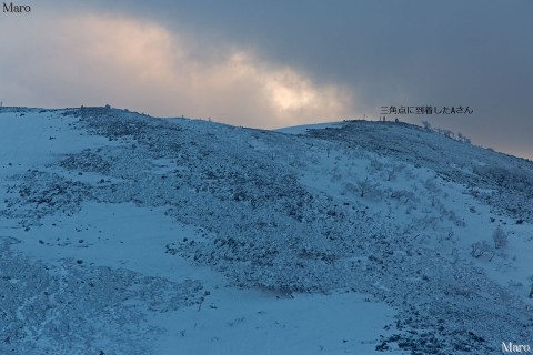霊仙山三角点への登頂を果たした同行者さんを望む 雪の鈴鹿山脈 2013年3月
