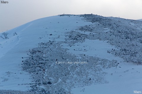 経塚山から雪積もる霊仙山三角点への登頂を試みる同行者さんを望む 2013年3月