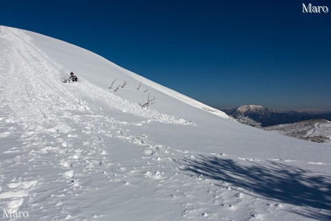 白山、伊吹山を背に雪そり遊びに興じる 霊仙山の白いゲレンデ 2013年3月