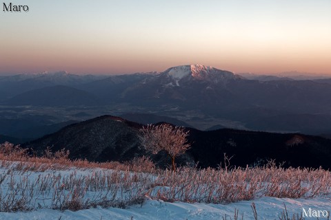 霊仙山から朝日を浴びる白山と伊吹山、金糞岳を望む 雪の鈴鹿山脈 2013年3月