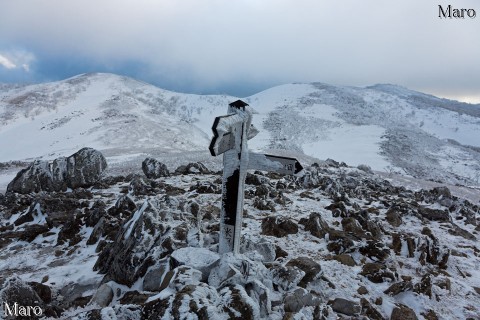 凍てつく雪の経塚山から霊仙山最高点と霊仙山三角点を望む 鈴鹿山脈 2013年3月