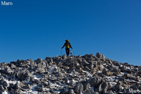 霊仙山九合目（経塚山）を通過 澄んだ朝の空 2013年3月