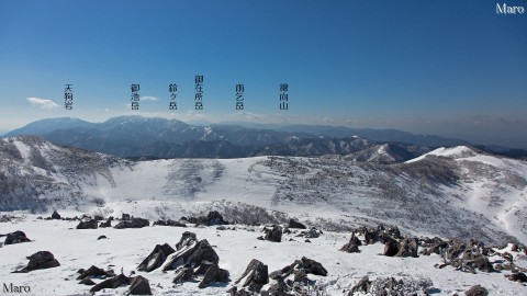 積雪する霊仙山から西南尾根越しに鈴鹿山脈を眺望 御池や雨乞、御在所 2013年3月