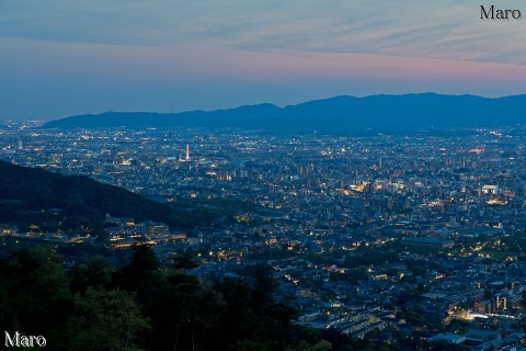 大文字山から京都南部寄りの夕景、京都タワーを望む 2013年4月