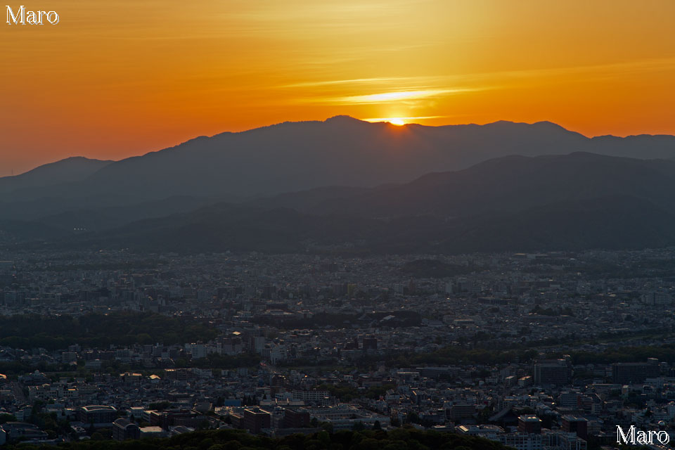 大文字山から愛宕山の向こうに沈む夕日を望む 京都市左京区 2013年4月