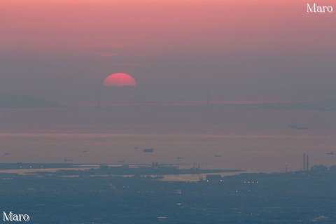 大和葛城山から明石海峡大橋の向こうに沈む夕日を望む 2013年4月