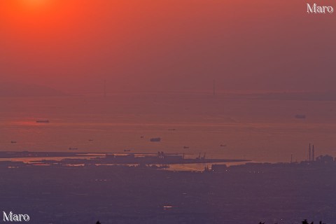 大和葛城山から夕暮れ時の明石海峡を望む 金剛山地 2013年4月