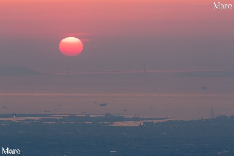 大和葛城山から明石海峡大橋と夕日を望む 大阪府、奈良県 2013年4月