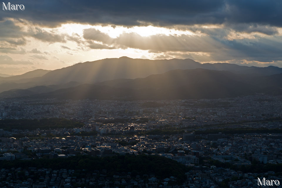 愛宕山に下りる「天使の梯子」を大文字山から望む 2013年5月