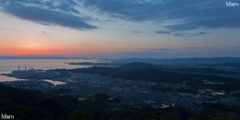 森林公園 雨の森 展望台から日没後の夕焼け、海南市、和歌山市、紀伊水道、淡路島を望む