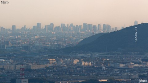 大文字山の火床から大阪のビル街、コスモタワーを望む 2013年5月