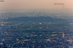 比叡山から鳩ヶ峰（男山）の向こうに「あべのハルカス」を望む 2013年8月