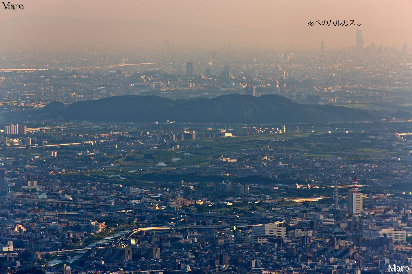 比叡山から鳩ヶ峰（男山）の向こうに「あべのハルカス」を望む 2013年8月
