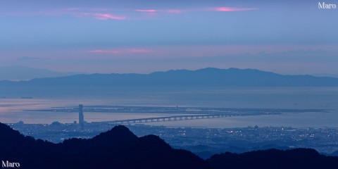 岩湧山から日没時の関西国際空港を望む 河内長野市 2013年9月