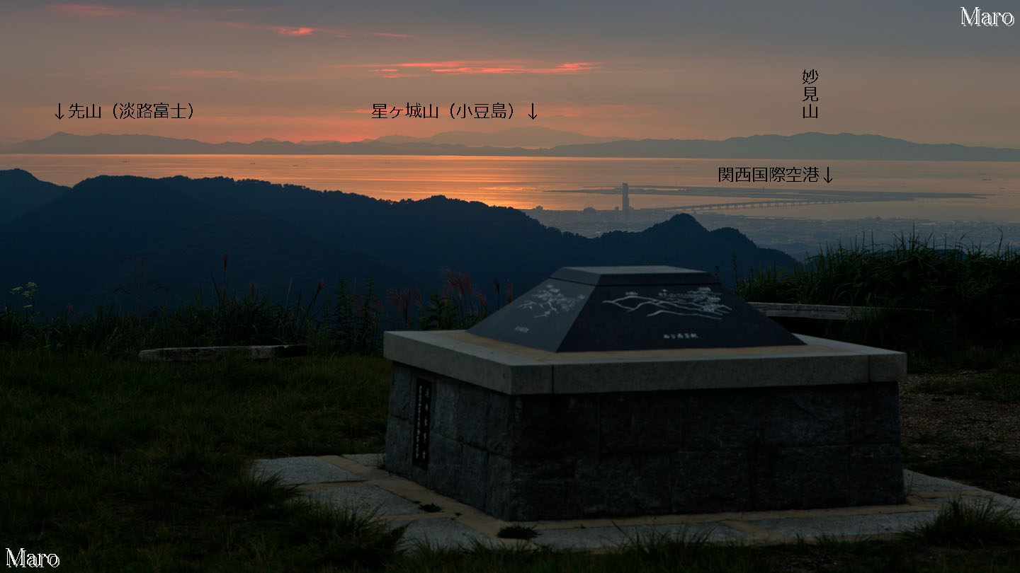 岩湧山の展望地から関西国際空港、淡路島、小豆島の夕景を望む 2013年9月