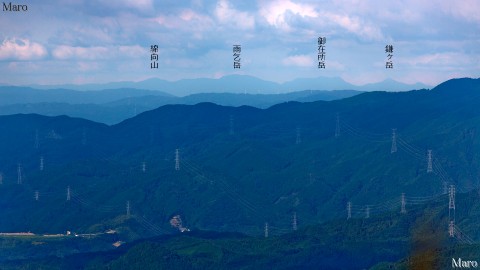 岩湧山から遠くに御在所岳など鈴鹿山脈の山々を望む 2013年9月